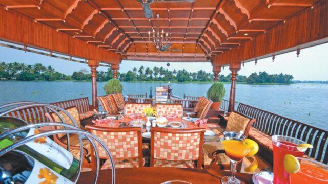 img-sterling-houseboats-lake-palace-alleppey-alappuzha-2